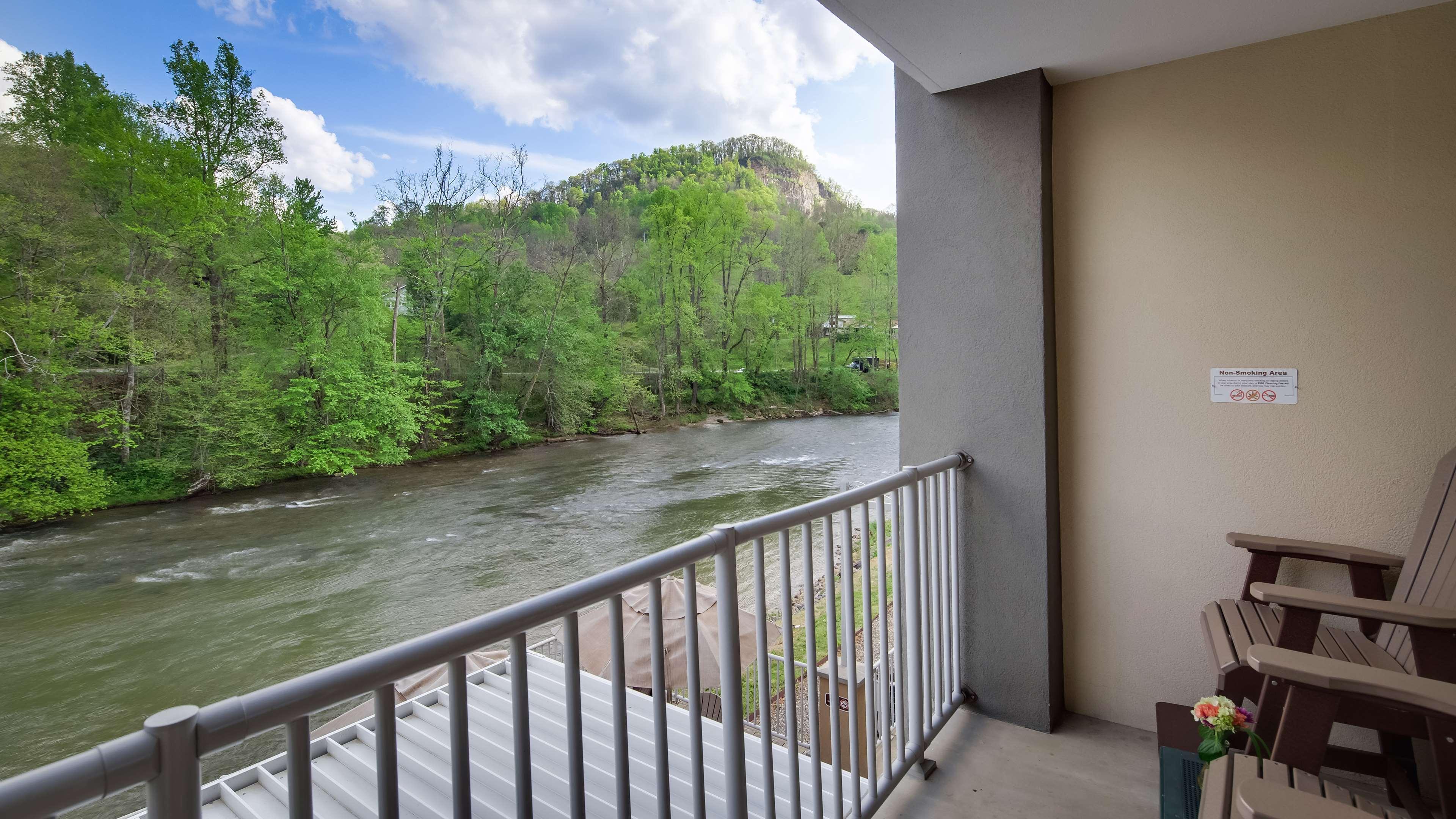 Best Western Plus River Escape Sylva / Dillsboro Hotel Exterior photo