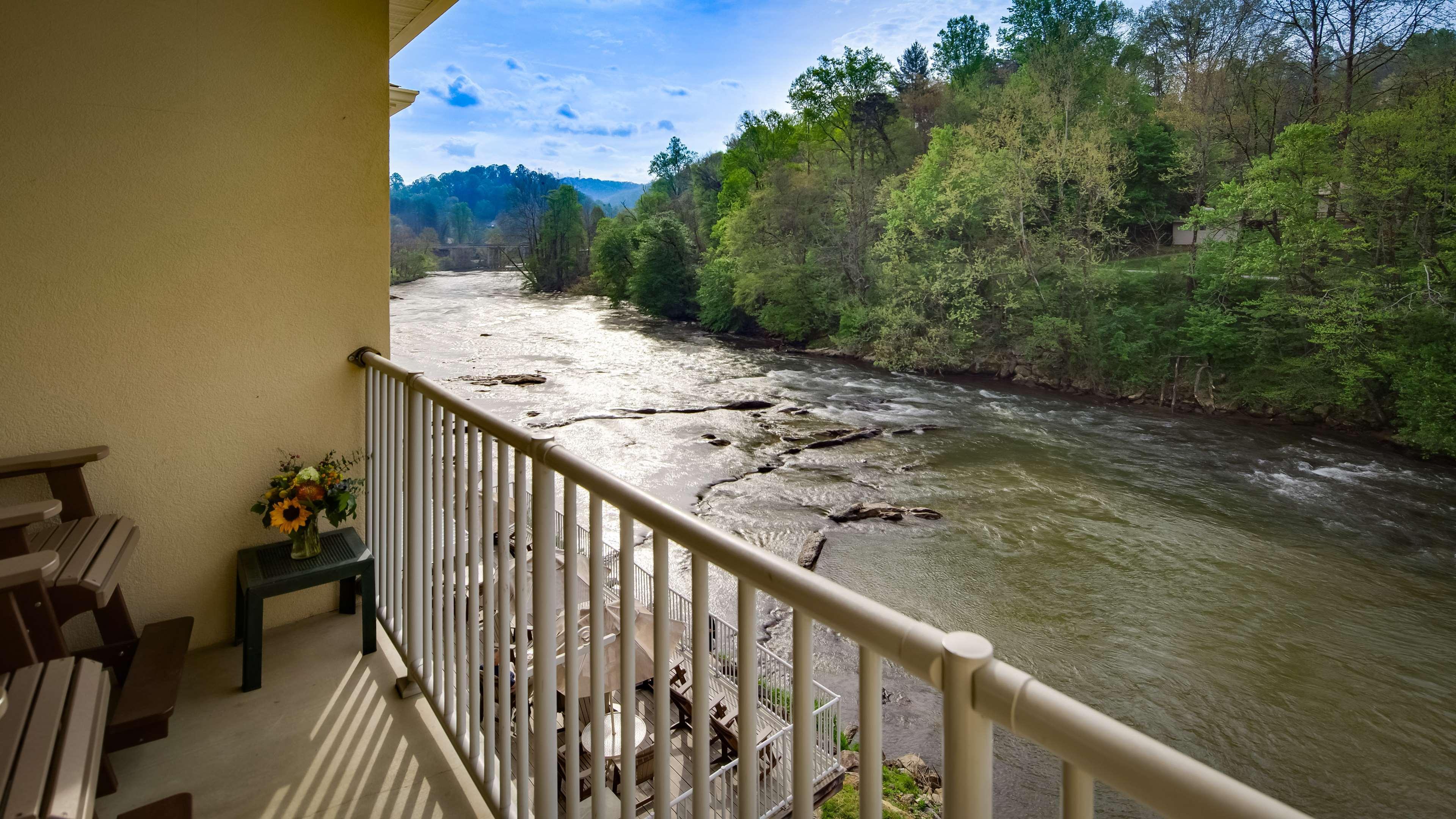 Best Western Plus River Escape Sylva / Dillsboro Hotel Exterior photo