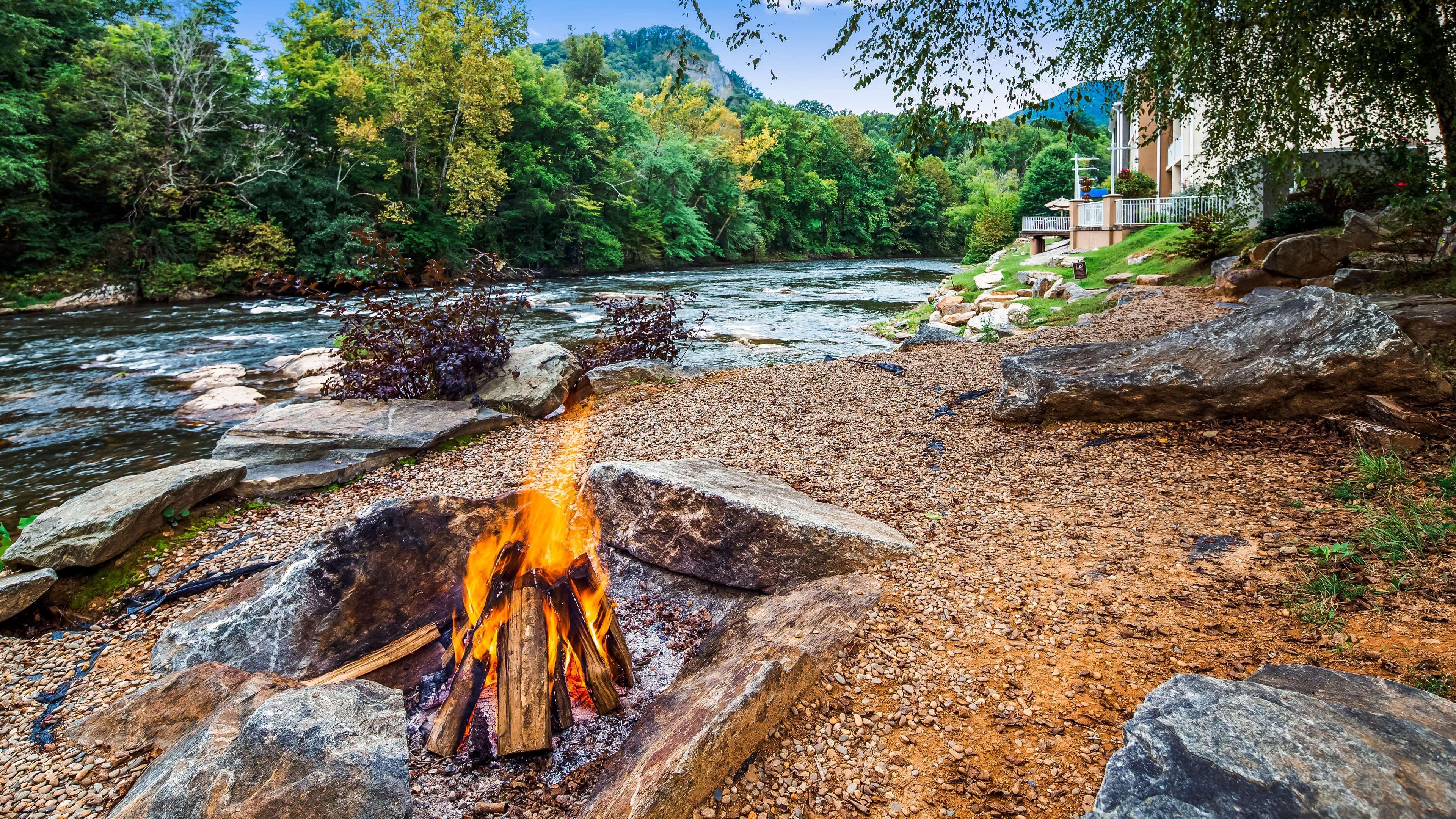 Best Western Plus River Escape Sylva / Dillsboro Hotel Exterior photo