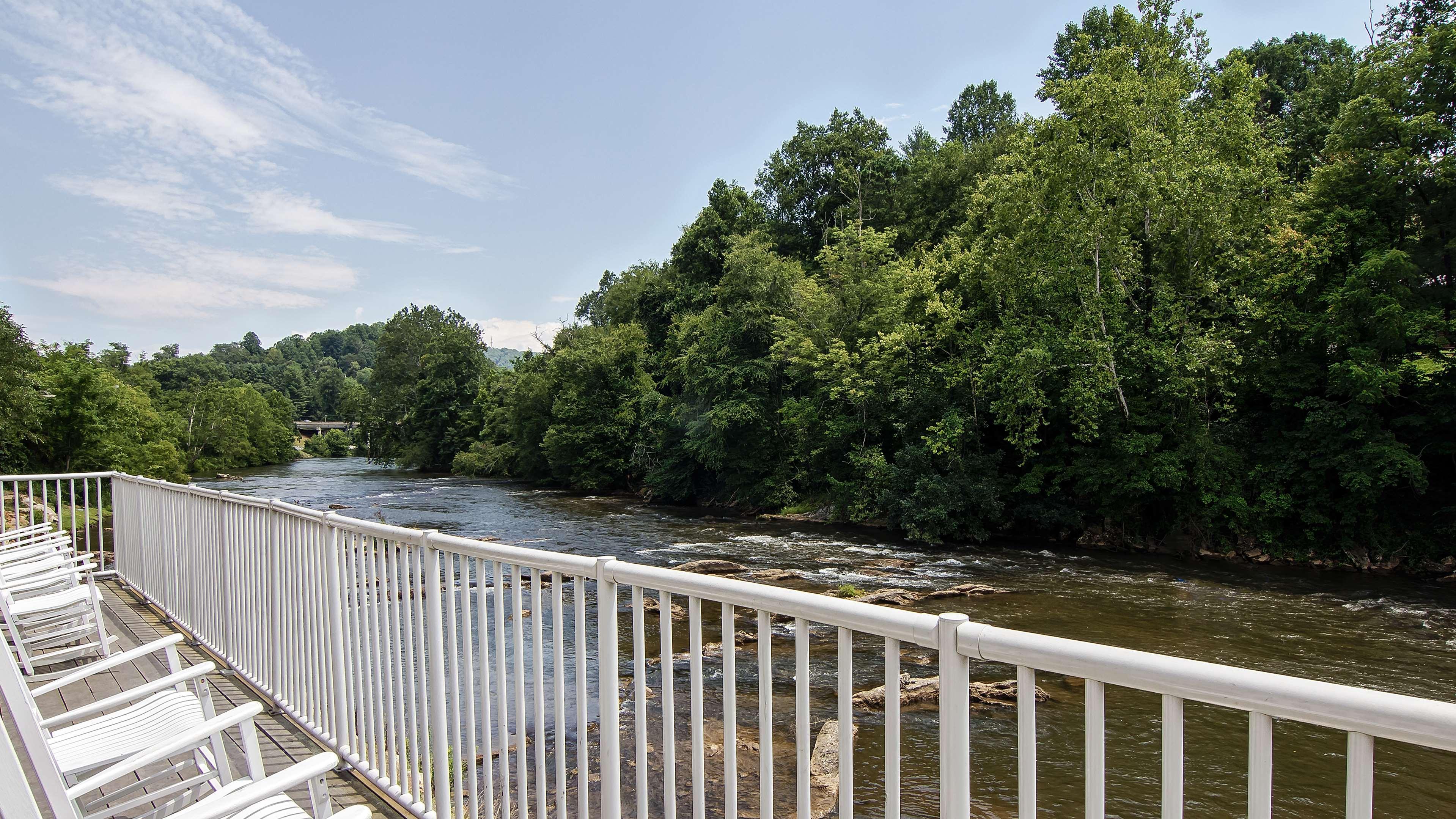 Best Western Plus River Escape Sylva / Dillsboro Hotel Exterior photo