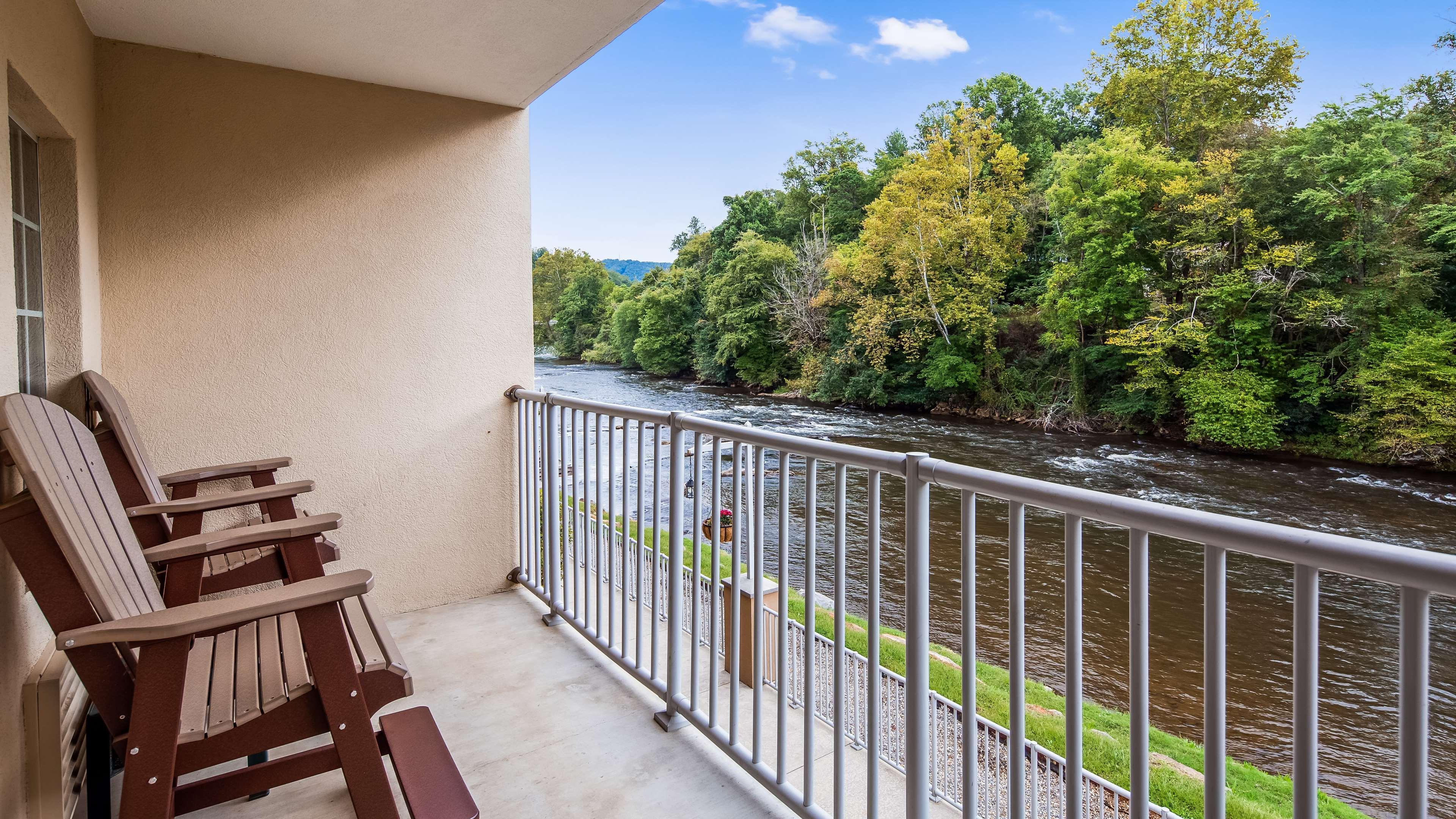 Best Western Plus River Escape Sylva / Dillsboro Hotel Exterior photo